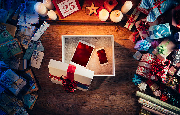 de natal gift - smartphone christmas imagens e fotografias de stock