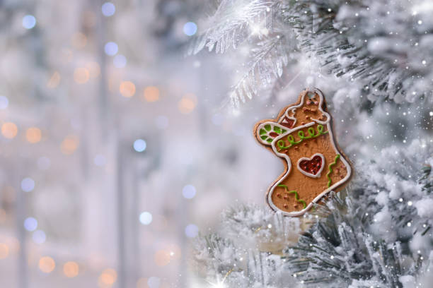 weihnachten lebkuchen stiefel cookie hängen an den zweigen der weihnachtsbäume. festliche postkarte. kopierbereich für text - nikolaus stiefel stock-fotos und bilder