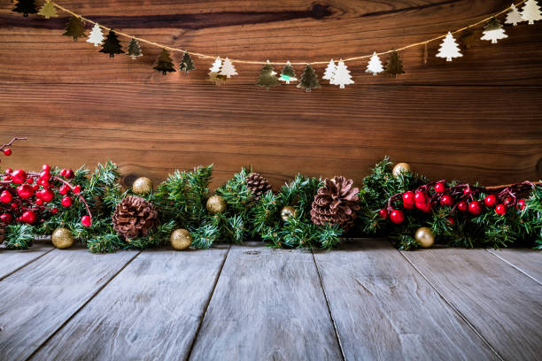 luci di natale e decorazioni con regali che fanno una cornice con spazio di copia. temi natalizi. - christmas table foto e immagini stock
