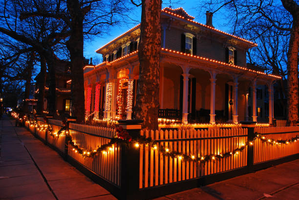 luces de navidad en una casa victoriana - christmas lights house fotografías e imágenes de stock