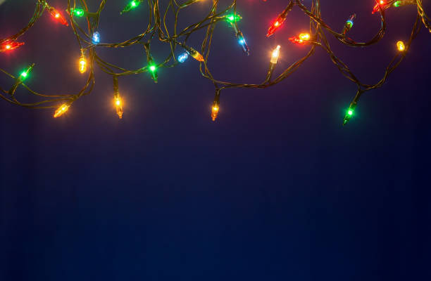 luces de navidad sobre fondo azul con espacio de copia - christmas lights fotografías e imágenes de stock