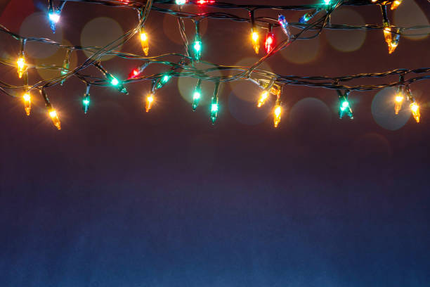 luces de navidad en fondo azul con espacio de copia - christmas lights fotografías e imágenes de stock