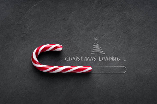 kerstmis laden concept-candy cane op blackboard met kerstboom - christmas funny stockfoto's en -beelden
