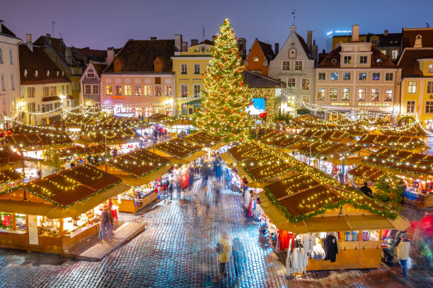 Christmas market in Tallinn, Estonia This pic shows Christmas market at town hall square in the Old Town of Tallinn, Estonia. The pic is taken at night time and in december 2019. estonia stock pictures, royalty-free photos & images