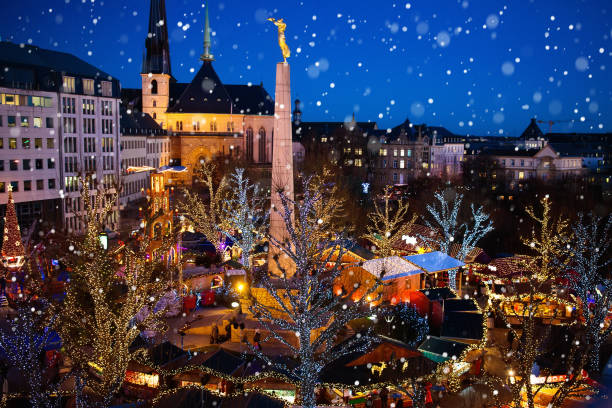 Mercado de Navidad. Justo con el árbol y las luces de invierno. - foto de stock