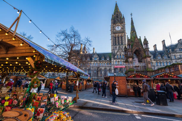 位於英格蘭北威曼徹斯特市政廳附近的阿爾伯特廣場的聖誕市場 - manchester united 個照片及圖片檔