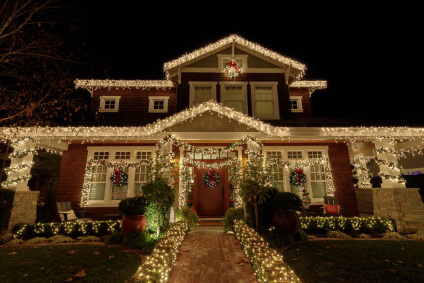 luces de noche de navidad decorando casa en el barrio willow glen de san josé california - christmas lights house fotografías e imágenes de stock