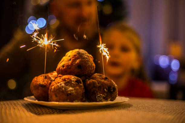 kerst oliebollen voor vader en dochter in xmas home - oliebollen  stockfoto's en -beelden