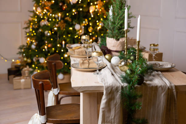크리스마스 또는 새해 축제 테이블 설정. 테이블에 샴페인 한 잔 - christmas table 뉴스 사진 이미지