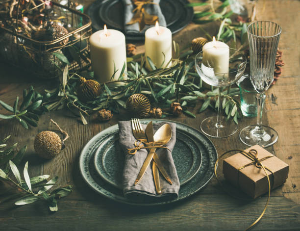 jul eller nyårs fest dukning med dekoration - new years dinner table bildbanksfoton och bilder