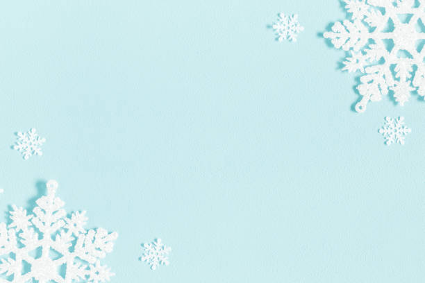 christmas or winter composition. pattern made of snowflakes on pastel blue background. christmas, winter, new year concept. flat lay, top view, copy space - flat lay imagens e fotografias de stock