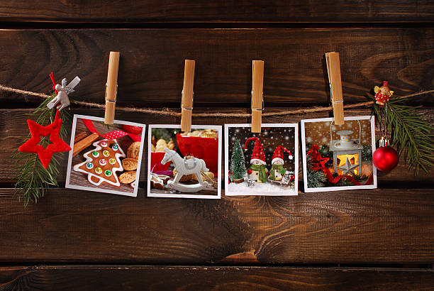 christmas photos hanging on rope against wooden background - plankje plant touw stockfoto's en -beelden