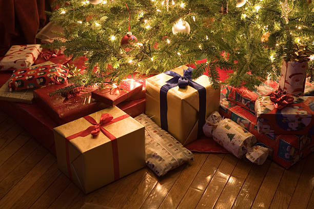 クリスマスツリーの下で - クリスマスプレゼント ストックフォトと画像