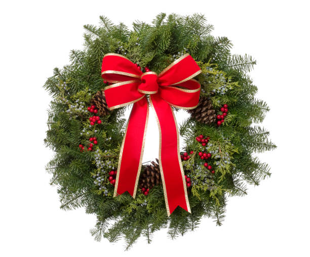 de kroon van kerstmis echte pine met grote rode strik geïsoleerd - kerstkrans stockfoto's en -beelden