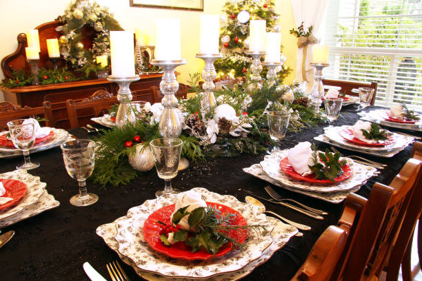 Christmas table setting Traditional dining room table set for Christmas dinner. centerpiece stock pictures, royalty-free photos & images