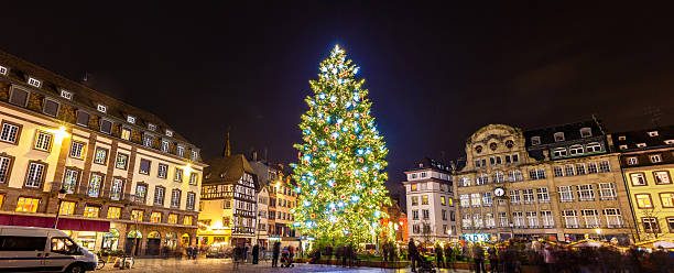 Christmas tree in Strasbourg, "Capital of Christmas". 2014 - Als Christmas tree in Strasbourg, "Capital of Christmas". 2014 - Alsace, France notre dame de strasbourg stock pictures, royalty-free photos & images