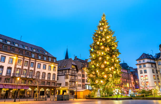 Christmas tree on Place Kleber in Strasbourg, France Christmas tree at the famous Christmas Market in Strasbourg - Alsace, France strasbourg stock pictures, royalty-free photos & images