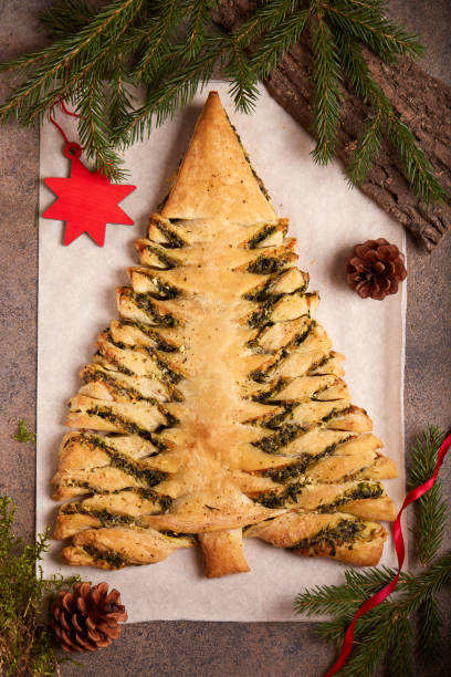 christmas tree shape puff pastry pie with spinach and cheese - pork pine bildbanksfoton och bilder
