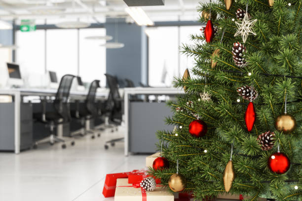 Weihnachtsbaum mit Ornamenten und Geschenk-Boxen im Büro