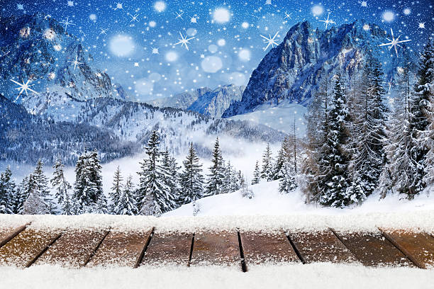 weihnachten xmas hintergrund mit hölzern schneebedeckten brettern - alpen unscharf winter stock-fotos und bilder