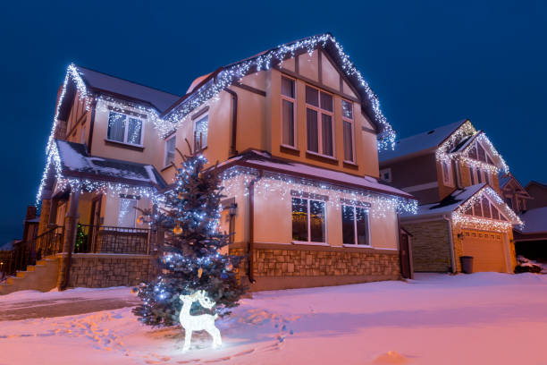 navidades casa suburbana - christmas lights house fotografías e imágenes de stock