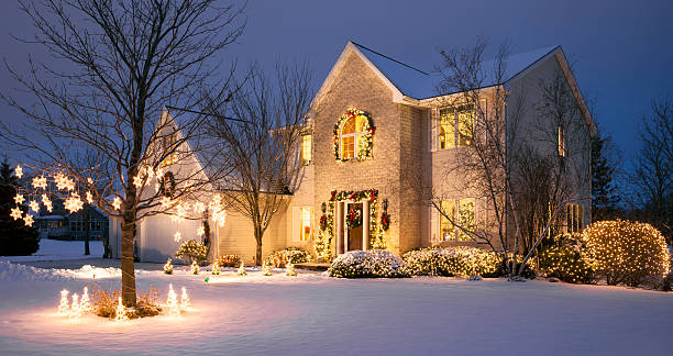 festivas christmassy hogar con iluminación y nieve - christmas lights house fotografías e imágenes de stock