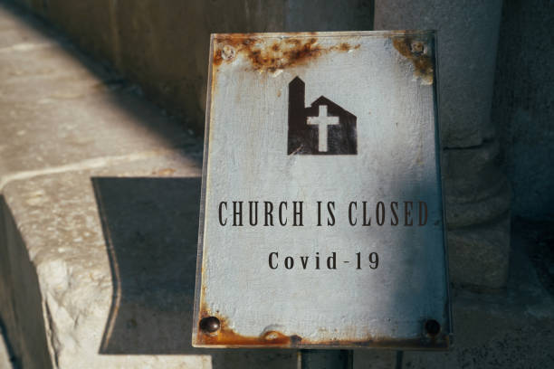 교회는 닫힌 표지판입니다. 코로나바이러스 발병으로 교회 예배 취소. 교회와 종교는 covid-19에 의해 영향을 받습니다. 스테이 홈 컨셉 - 교회 뉴스 사진 이미지