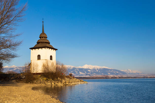 iglesia de la virgen maría en havranok y el lago liptovska mara, distrito liptovsky mikulas, eslovaquia - mary mara fotografías e imágenes de stock