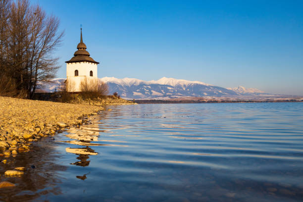 iglesia de la virgen maría en havranok y el lago liptovska mara, distrito liptovsky mikulas, eslovaquia - mary mara fotografías e imágenes de stock