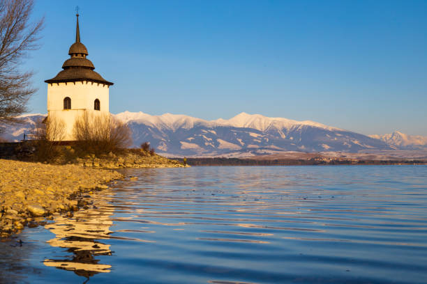 iglesia de la virgen maría en havranok y lago liptovska mara, distrito liptovsky mikulas, eslovaquia - mary mara fotografías e imágenes de stock