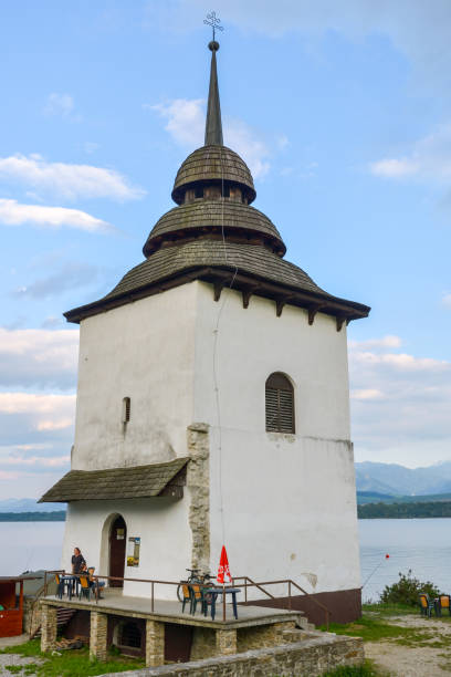 kirchturm der marienkirche am ufer des liptovska mara sees bei liptovska sielnica - mary mara stock-fotos und bilder