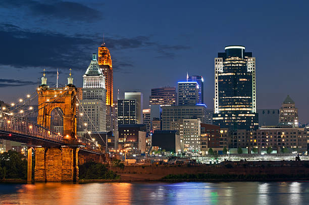 Cincinnati skyline .  cincinnati stock pictures, royalty-free photos & images