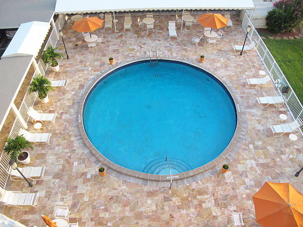 circular blauen swimmingpool 2 - pool rund stock-fotos und bilder