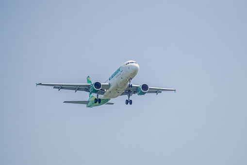 ジョグジャカルタ国際空港への着陸準備中のシティリンク航空機 - ストックフォト・写真素材...