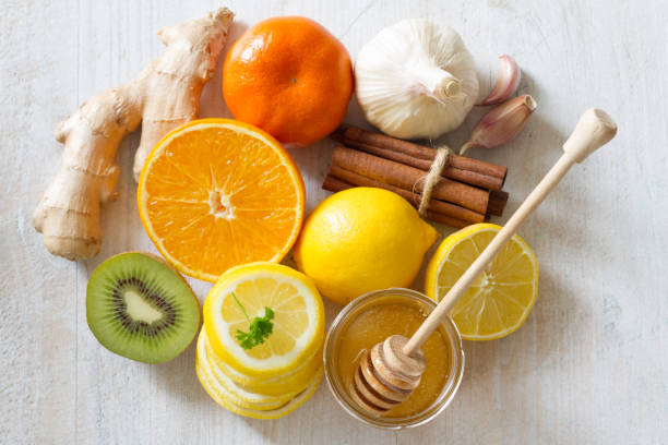 citrus, honey and garlic as home remedies for colds and flu. immunity - alimentos sistema imunitário imagens e fotografias de stock