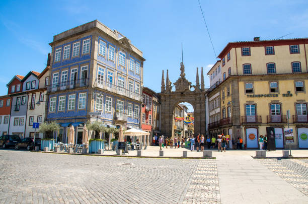braga, portugal - june 24, 2017: city arco da porta nova - braga imagens e fotografias de stock