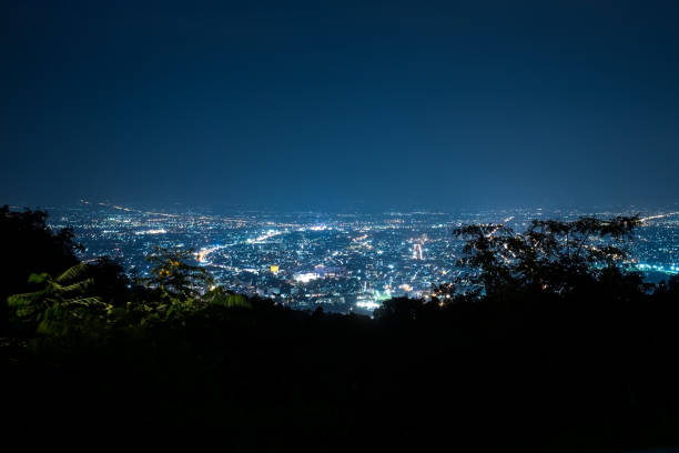 nacht van de stad vanuit het gezichtspunt op de top van berg, chiang mai, thailand - chiang mai stad stockfoto's en -beelden