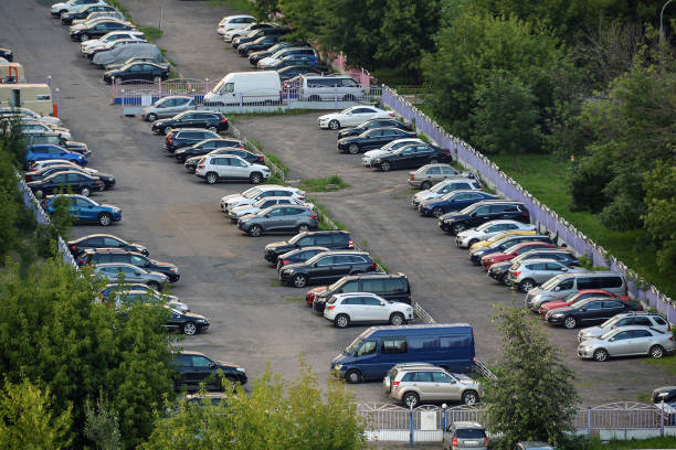 городская парковка, вид сверху - car dealership стоковые фото и изображения