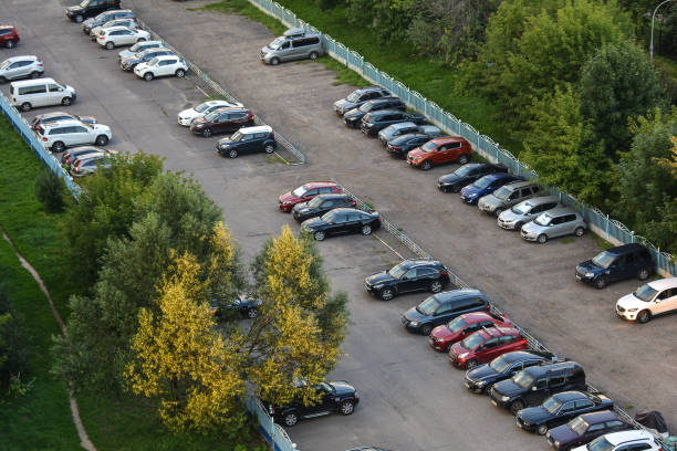 городская парковка, вид сверху - car dealership стоковые фото и изображения