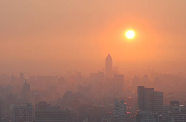 city sunset in smog - utsläpp bildbanksfoton och bilder