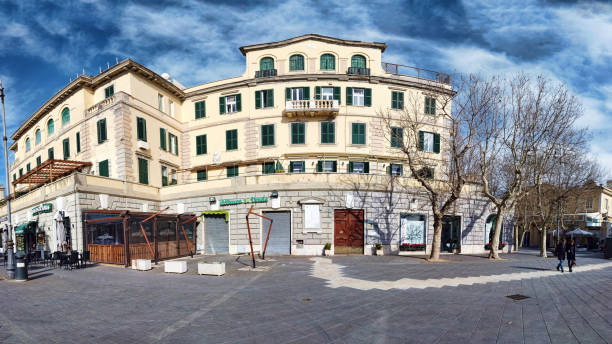 paesaggio urbano e facciata di edificio storico di roma in una giornata invernale con cielo blu e belle nuvole - di marzio foto e immagini stock