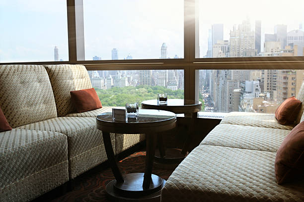 vista da cidade de um hotel lounge - window, inside apartment, new york imagens e fotografias de stock
