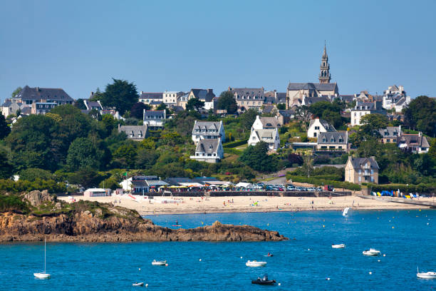 Cityscape of Carantec The Saint-Carantec church overlooking the city, Kélenn beach and the Pointe du Penquer in Carantec, Finistère. finistere stock pictures, royalty-free photos & images