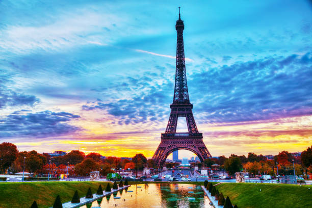 cityscape with the eiffel tower in paris, france - paris night imagens e fotografias de stock