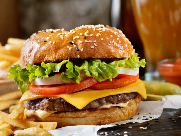 классический чизбургер на булочке бриош с картофелем фри и молочным коктейлем - burger стоковые фото и изображения