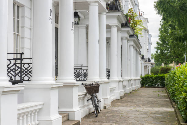 классические входы в жилые дома на улице кенсингтонского района в лондоне, англия, великобритания. - chelsea стоковые фото и изображения