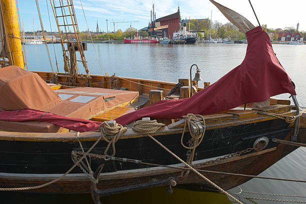 klassisches segelboot mit blick auf das vasa-museum - vasa museum stock-fotos und bilder
