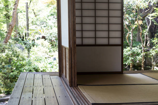 古典的な木造日本家屋の廊下の床の畳と - 和室 ストックフォトと画像
