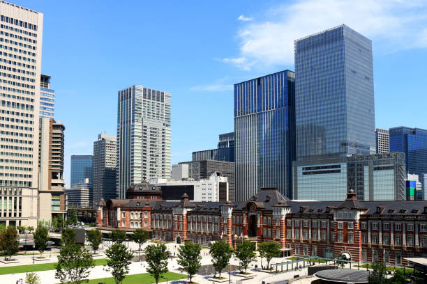 古典的な東京駅レンガと新しい高層ビルの - 東京駅 ストックフォトと画像