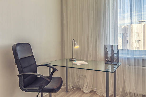 rengör det moderna hemmakontoret med transparent glasdisk - home office bildbanksfoton och bilder